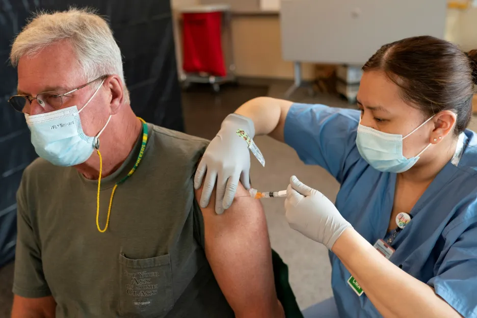 Distribuce vakcíny na Aljašce by se bez rodilých obyvatel neobešla
