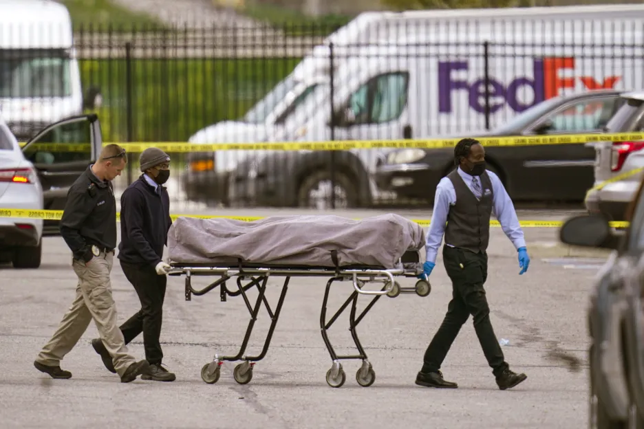 Zřízenci odvážejí tělo z místa činu v areálu kurýrní firmy FedEx