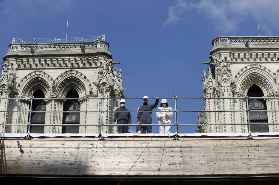 Francouzský prezident Emmanuel Macron, starosta Paříže Anne Hidalgo a generál francouzské armády Jean-Louis Georgelin navštívíli katedrálu Notre-Dame, která byla poškozena ničivým požárem před dvěma lety