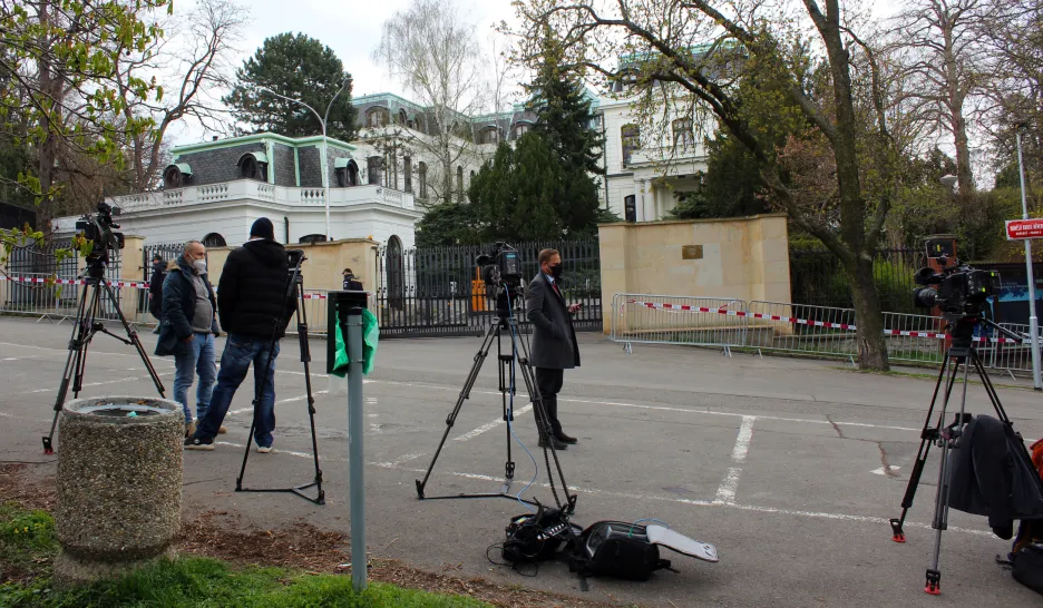 Televizní štáby před ruskou ambasádou v Praze