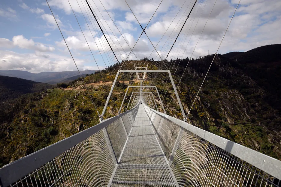  Portugalci otevřeli nejdelší visutý most pro chodce na světě nazvaný „516 Arouca