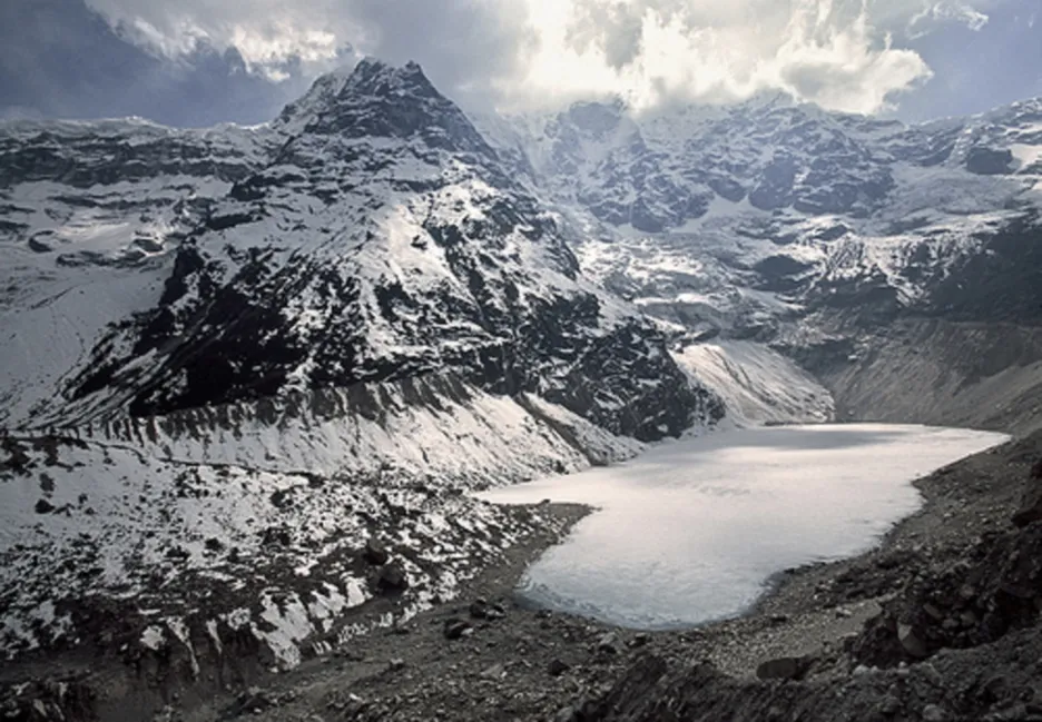 Ledovcové jezero v Nepálu