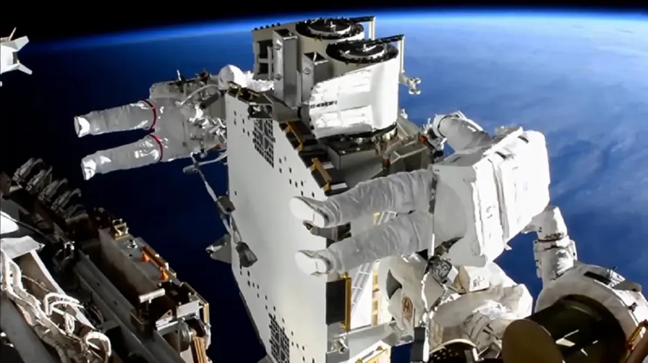 Astronauti instalovali nové solární panely