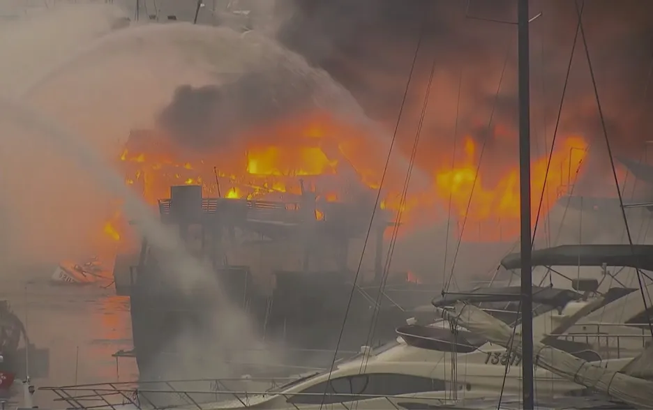 Požár v hongkongském přístavu
