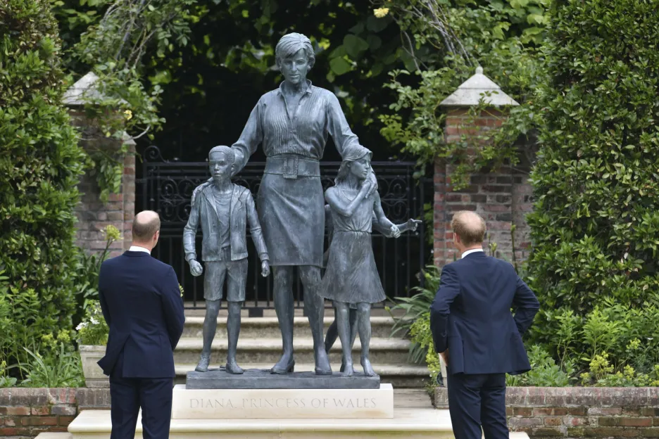 Princové William (vlevo) a Harry u sochy své matky Princezny Diany