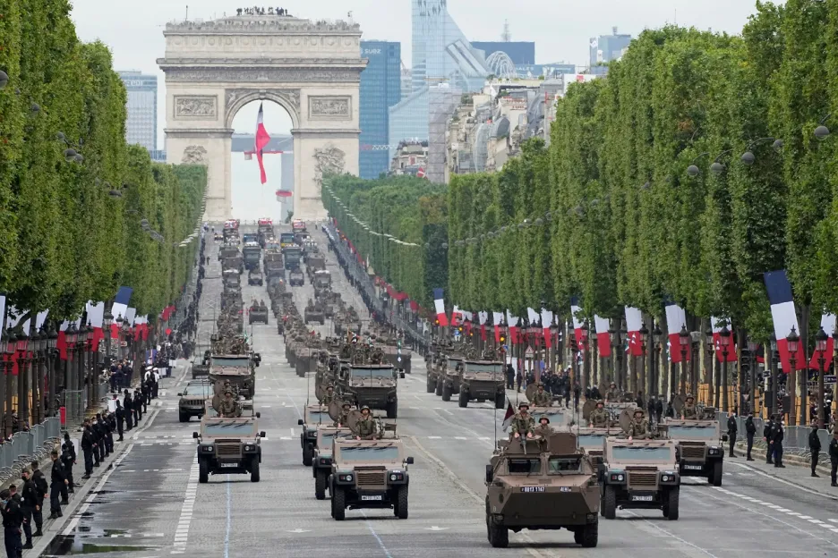 V Paříží se konala tradiční vojenská přehlídka u příležitosti výročí dobytí Bastily