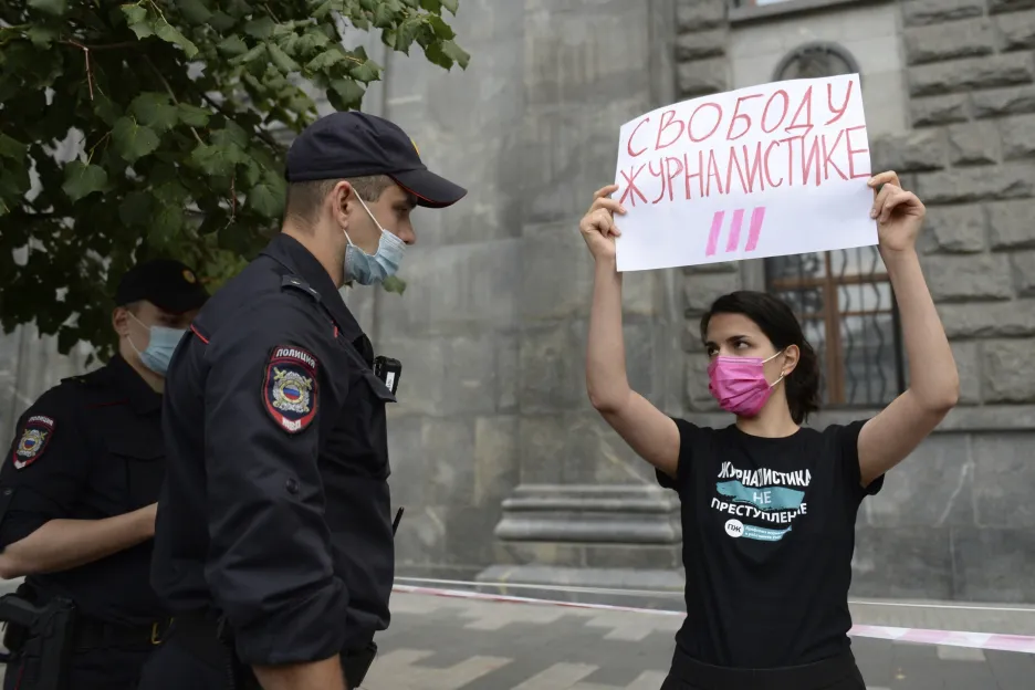 Demonstrantka s nápisem „Svobodu novinařině“