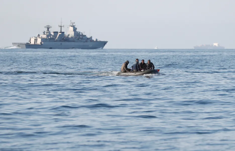 Migranti se na člunu snaží přeplout La Manche