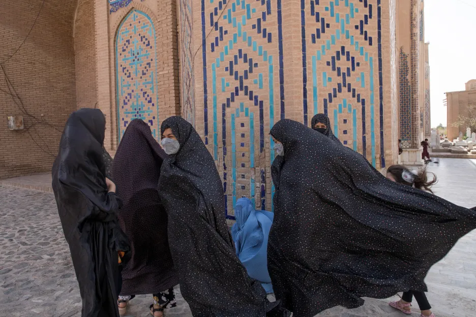 Afghánské ženy u mešity v Herátu
