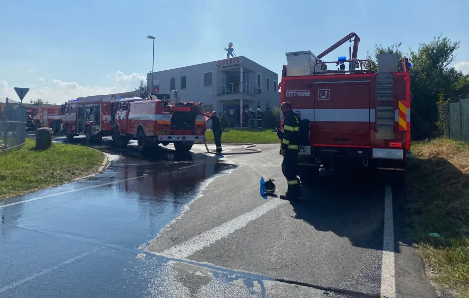 Zásah hasičů v Průmyslové ulici v Čelákovicích