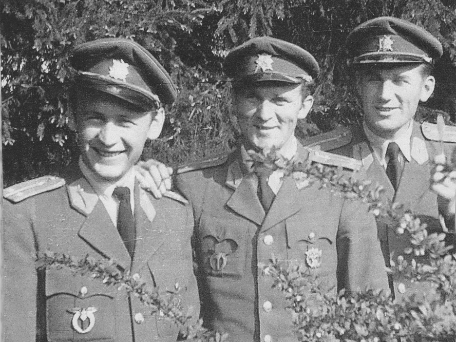 Pilot Jan Vazač (první zprava) v 50. letech