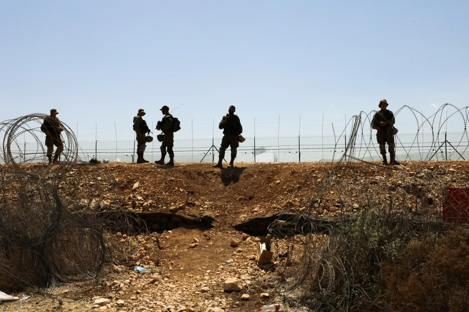 Izraelští vojáci hlídkují u plotu podél Západního břehu Jordánu