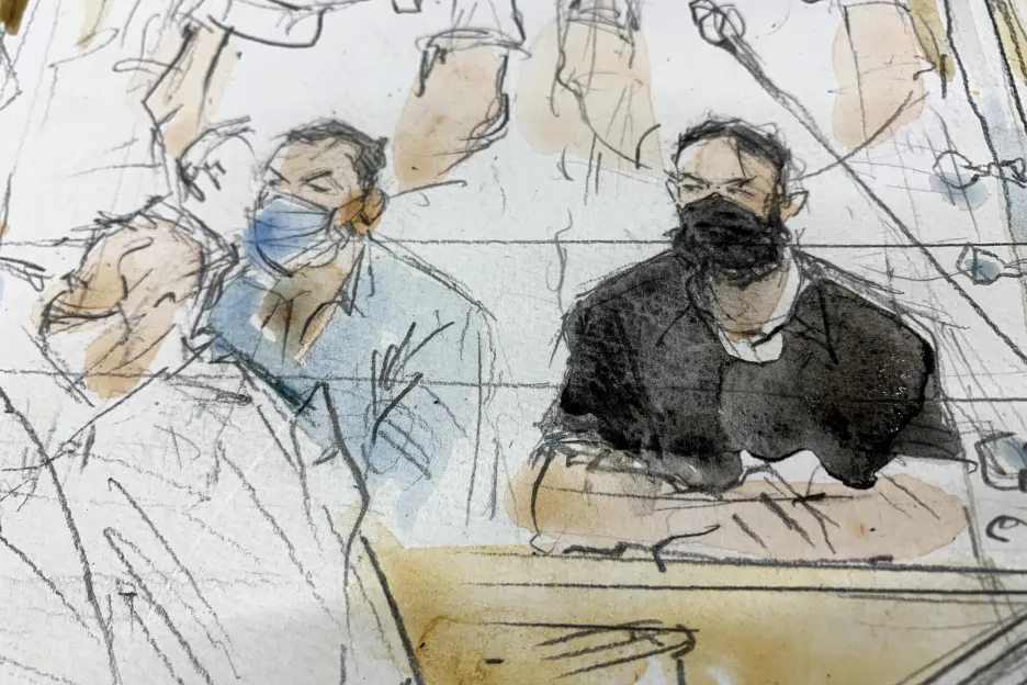 Salah Abdeslam (vpravo) na kresbě u soudu začátkem září
