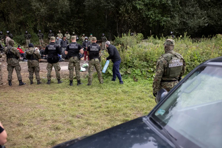 Polští pohraničníci blokují skupinu uprchlíků u obce Usnarz Górny