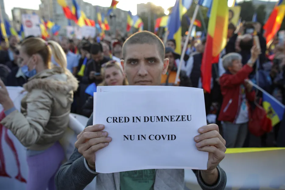 Rumunský protestující s nápisem: 