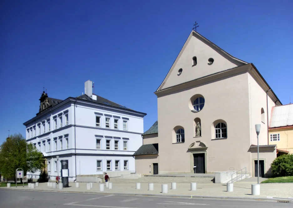 Kapucínský klášter s kostelem v Chrudimi ve kterém je Muzeum barokních soch