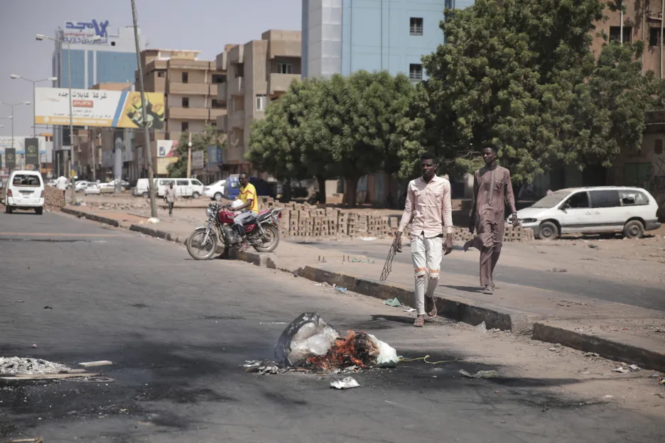 Ulice Chartúmu armáda uklízí  barikády, které vystavěli protestující
