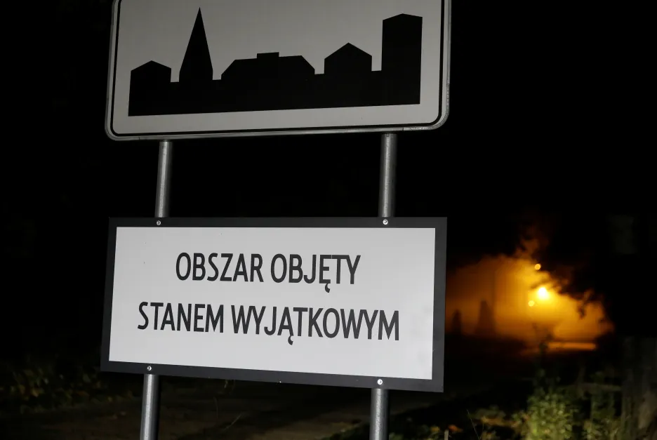 Cedule s nápisem „Oblast, na kterou se vztahuje výjimečný stav“ u bělorusko-polské hranice