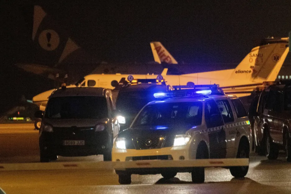 Police hledala na letištní ploše uprchlé osoby