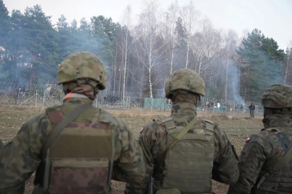Polští vojáci na hranici s Běloruskem