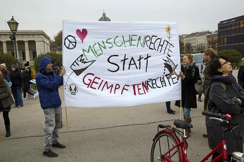 Protest ve Vídni proti vládním opatřením proti šíření covidu-19 (12. 11. 2021)