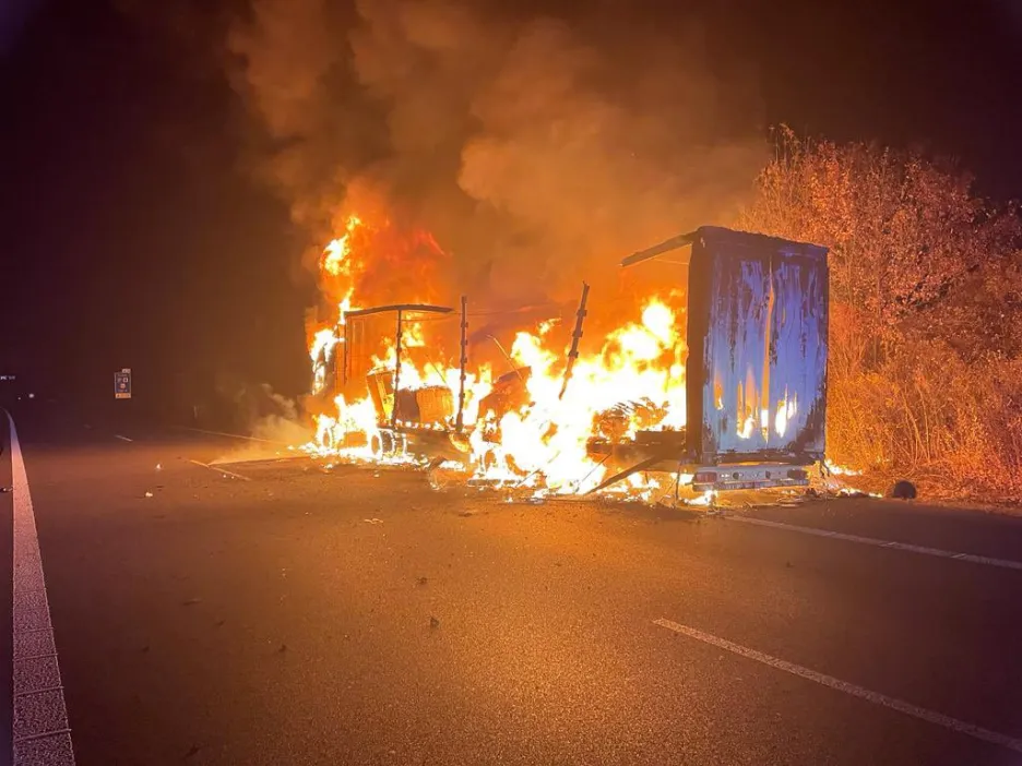Požár kamionu na dálnici D5 u Prahy