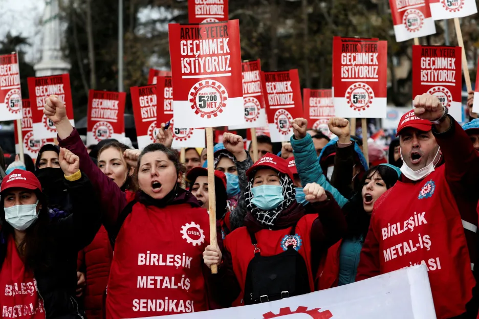 Protest tureckých odborů proti měnové politice vlády