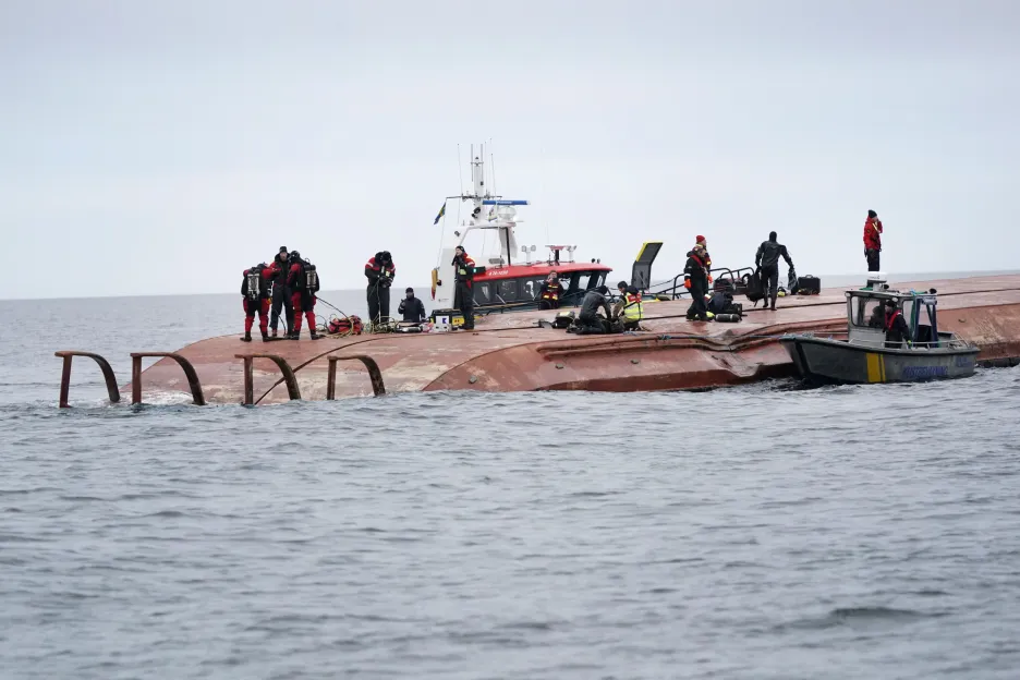 Potápěči na převrácené dánské lodi Karin Höj