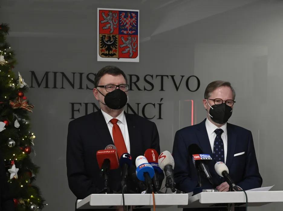 Ministr financí Zbyněk Stanjura (vlevo) a premiér Petr Fiala