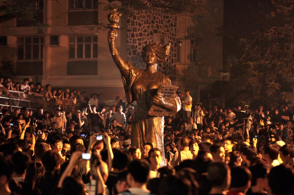 Replika sochy Bohyně demokracie na Čínské univerzitě Hongkongu
