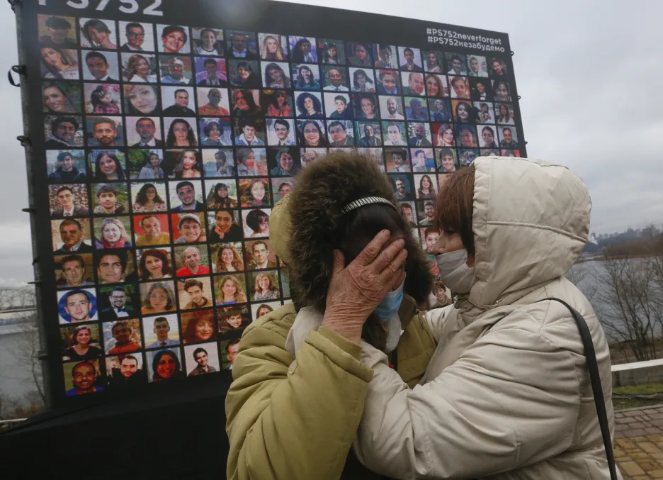 Pozůstalí u pomníku obětem v Kyjevě