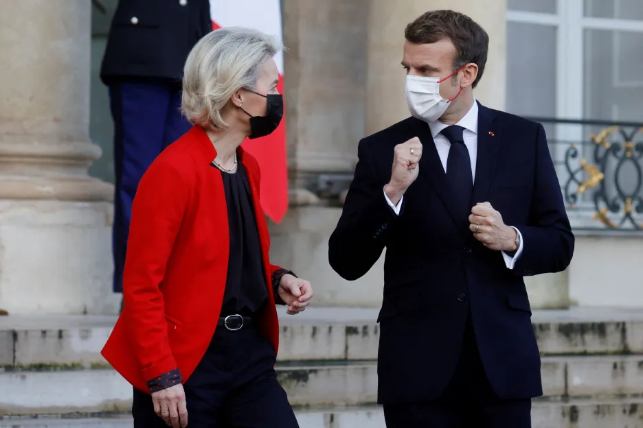 Ursula von der Leyenová a Emmanuel Macron v Elysejském paláci