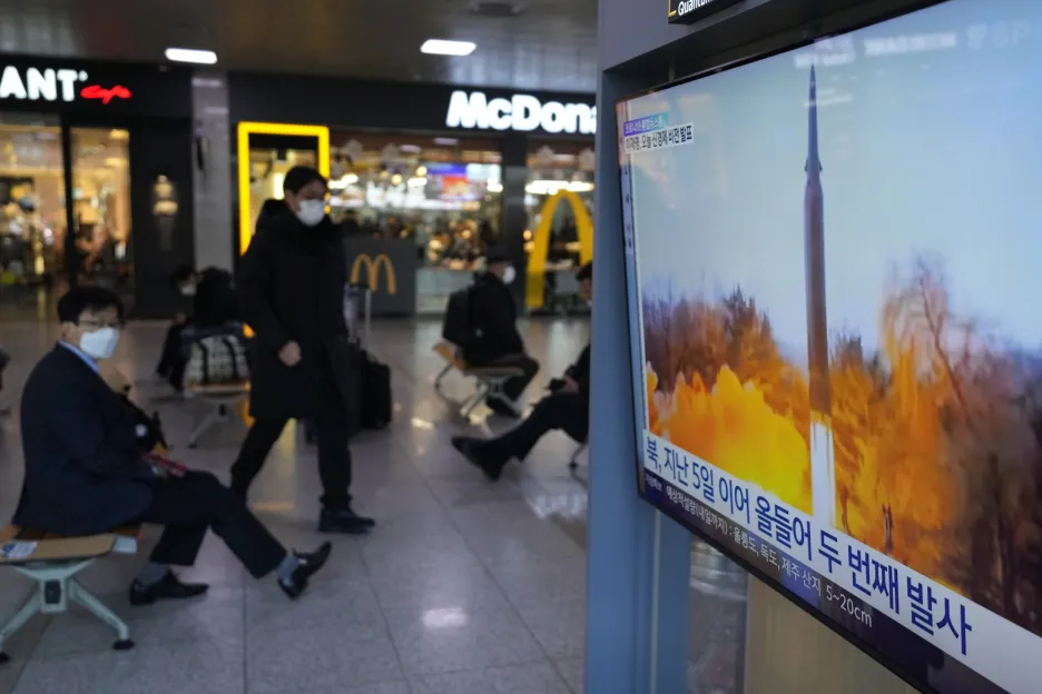 Lidé na nádraží v Soulu sledují zprávy o raketovém testu