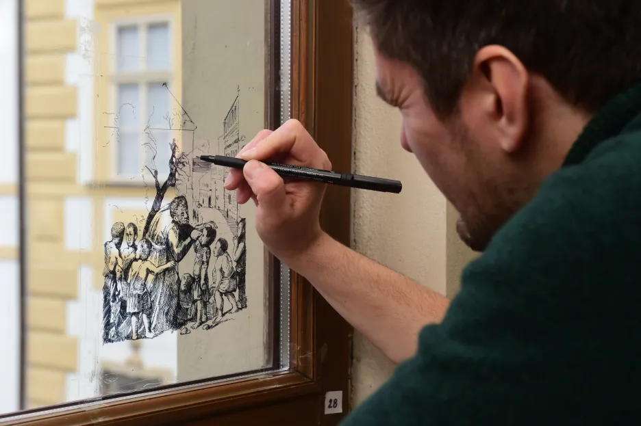 Okna univerzitní knihovny v Olomouci zdobí barokní grafiky Jaroslava Vargy