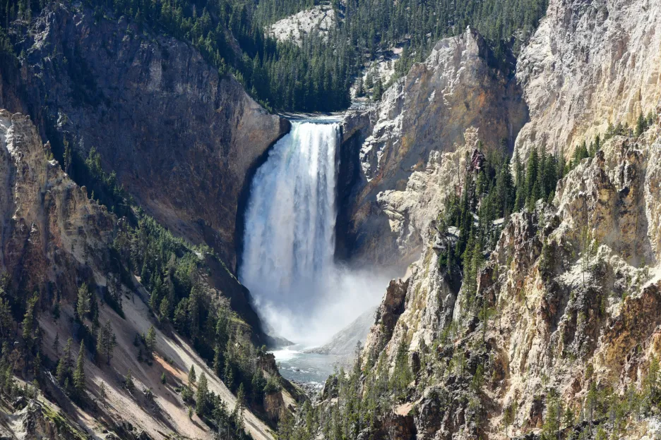 Vodopád Lower Falls v Yellowstonském národním parku