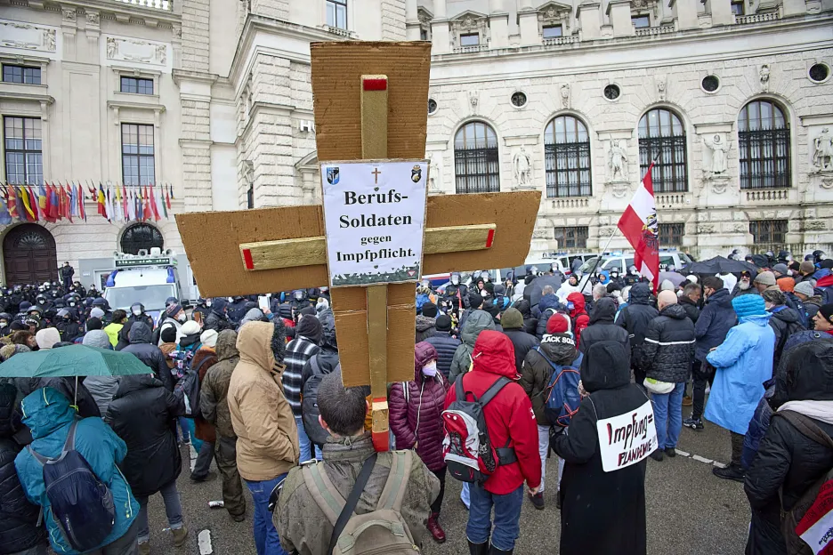 V Hofburgu lidé protestovali proti povinnému očkování