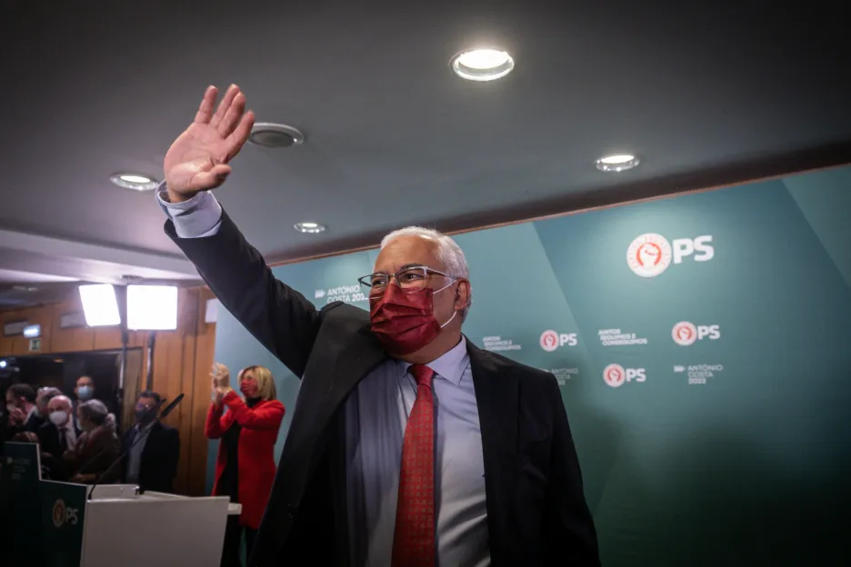Předseda vítězné Socialistické strany António Costa zdraví své příznivce