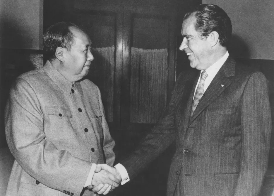 Nixon si poprvé potřásá rukou s Mao Ce-tungem (21. 1. 1972) 