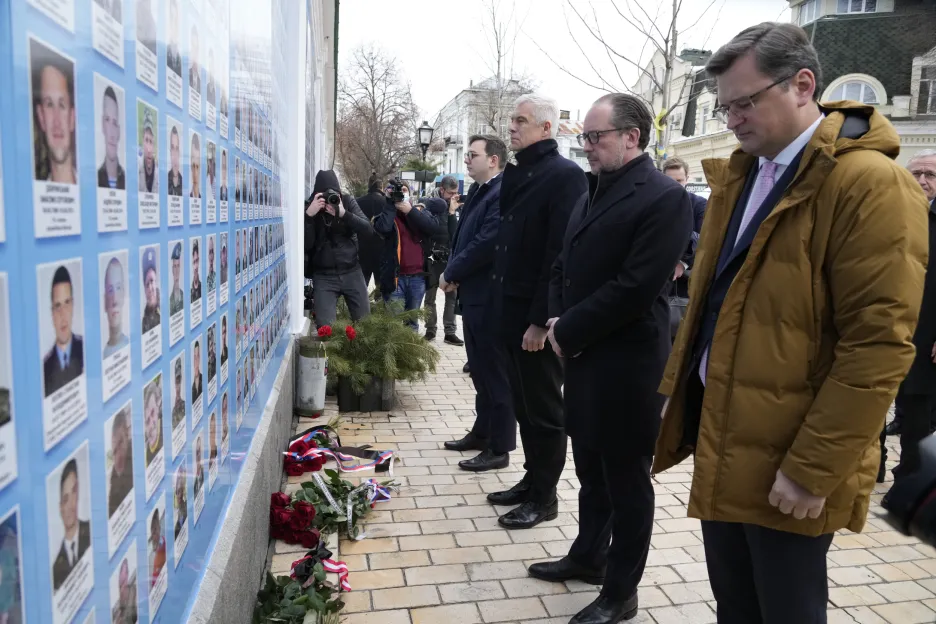 Ministři Lipavský, Korčok, Schallenberg a Kuleba v Kyjevě u pomníku padlým ve válce na Donbasu