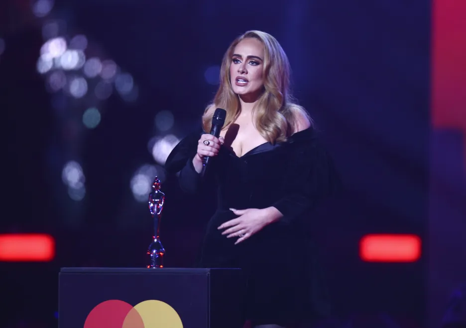 Adele na cenách Brit Awards 2022