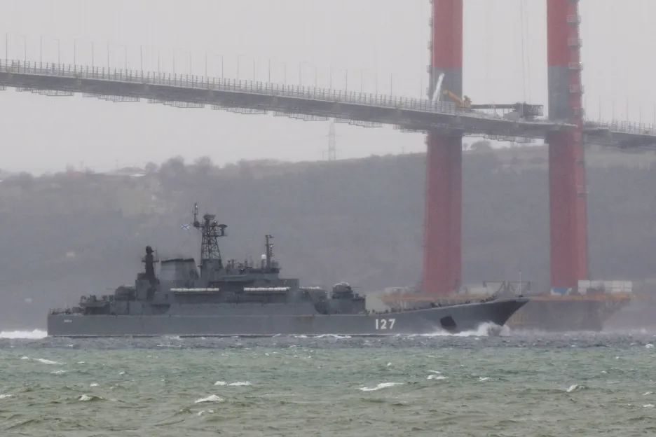 Ruská výsadková loď Minsk v Bosporu 8. února 2022 