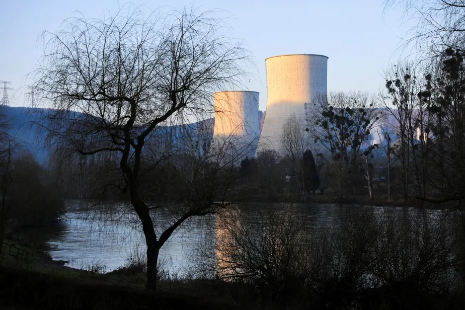 Chladicí věže jaderné elektrárny ve francouzském Chooz