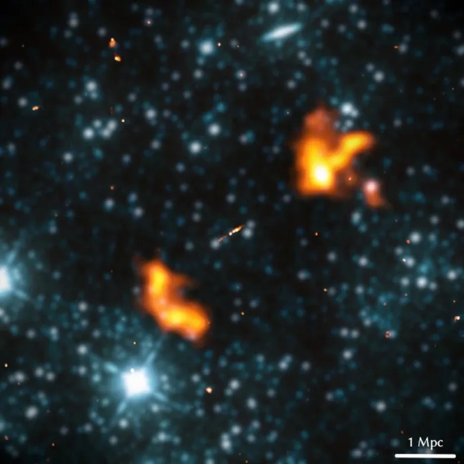 Galaxie Alcyoneus s oranžově zvýrazněnými laloky