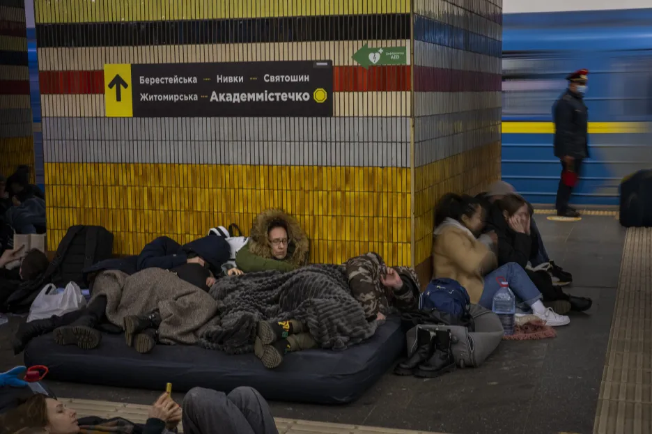 Lidé spí v kyjevském metru, které slouží jako kryt