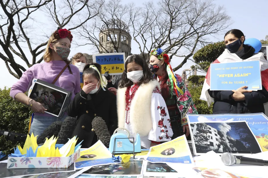 Protest proti válce na Ukrajině před Atomovým dómem v Hirošimě 