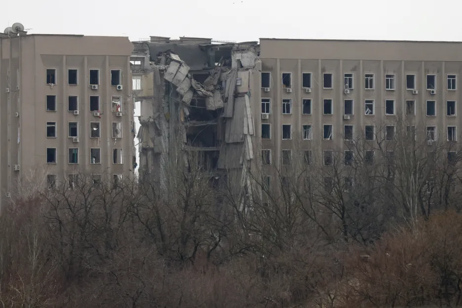 Ukrajinská vládní administrativní budova v Mykolajivu poničená po bombardování 