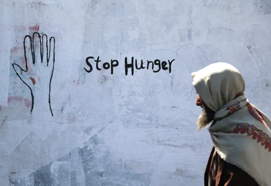 Nápis na zdi poukazující na válečnou bídu v Jemenu