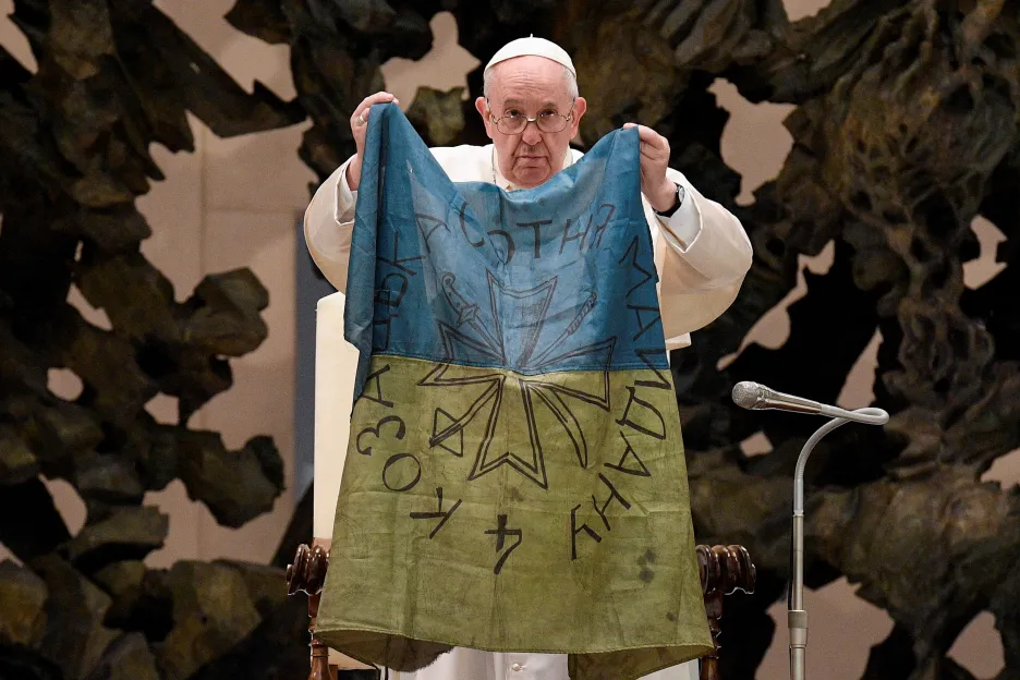 Papež František s vlajkou z Buči