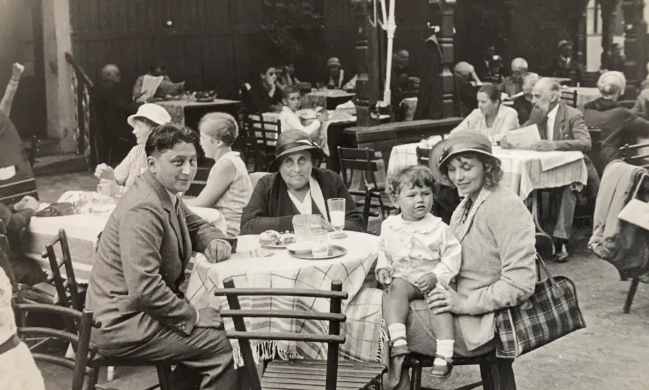Ivo Rotter s rodiči a babičkou (1932)