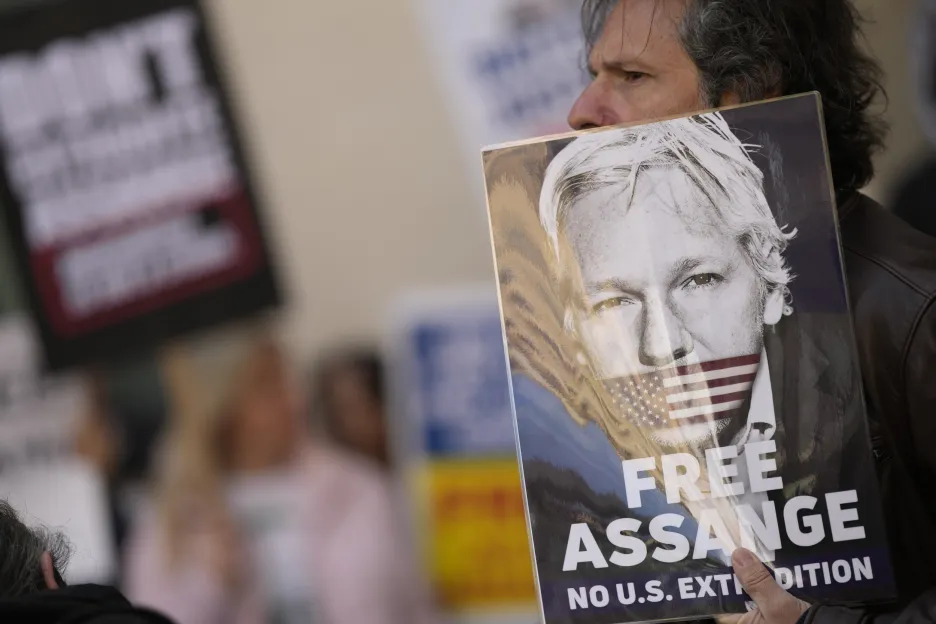 Transparenty na podporu Juliana Assange pře soudem (20. 4. 2022)